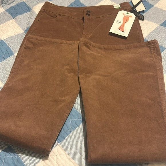 NWT CELEBRITY PINK
Juniors' High-Rise Curvy-Fit Flare-Leg Corduroy Pants - Picture 12 of 15